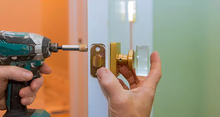 Broken Door Knob Fix in Pinecrest, FL